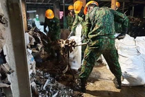 Đã vệ sinh, tẩy độc 3.000m2 mặt sàn nhà kho Công ty Rạng Đông