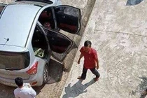 Bé trai 10 tuổi bị bác ruột chém lìa 2 tay