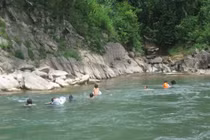 Học sinh tuyệt đối không được chơi đùa gần ao hồ, sông suối trong thời gian nghỉ nghè