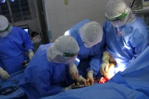 Bị máy cắt giấy cắt đứt 2 tay