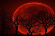 Vì sao Mặt Trăng màu đỏ khi có hiện tượng nguyệt thực toàn phần?