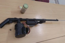 Khẩu súng bắn đạn bi cơ quan công an thu giữ được của ông H.