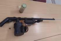 Khẩu súng bắn đạn bi cơ quan công an thu giữ được của ông H.