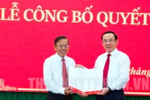 Bí thư Thành ủy TPHCM Nguyễn Văn Nên trao quyết định cho ông Nguyễn Hữu Hiệp (bên trái).