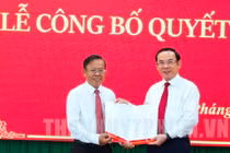 Bí thư Thành ủy TPHCM Nguyễn Văn Nên trao quyết định cho ông Nguyễn Hữu Hiệp (bên trái).