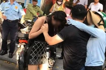 Vợ xông vào nhà nghỉ, lôi tình địch về nhà đánh ghen