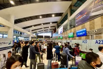 Các sân bay lớn dần đông đúc trở lại, khách xếp hàng dài làm thủ tục