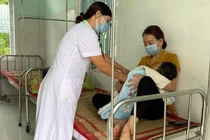 Bé trai đang được y bác sĩ thăm khám