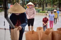 Gói hỗ trợ giảm thiệt hại Covid-19: Đừng để "phía trước là rừng mơ"