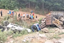 Xe container đâm liên hoàn lúc đổ đèo, nhiều người rơi xuống vực ở Quảng Trị
