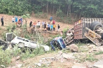 Xe container đâm liên hoàn lúc đổ đèo, nhiều người rơi xuống vực ở Quảng Trị