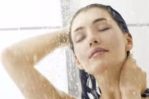 Gội đầu khiến da mặt nhiều mụn