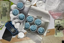 Gần 1.600 viên thuốc lắc được cơ quan công an thu giữ tại phòng trọ của Nhiều.