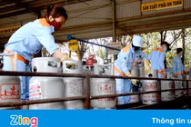 Nhiều người dân TP.HCM khó mua được bình nước và gas