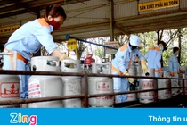 Nhiều người dân TP.HCM khó mua được bình nước và gas