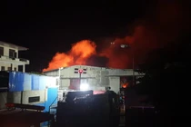 Cháy kho sơn lan sang bãi tập kết gỗ rộng hàng nghìn m2