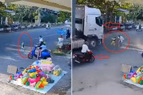 Clip: Bé trai chạy vụt ra đường đúng lúc xe container đang lao tới