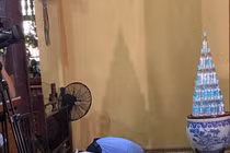 Nhóm rappers xúc phạm Phật giáo xin sám hối, sửa sai trước tôn tượng Đức Phật Thích Ca Mâu Ni tại chính điện chùa Quán Sứ.