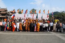 Thiêng liêng khoảnh khắc lễ Phật đản trong lòng đại tượng Phật cao nhất Việt Nam