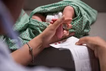 Lấy máu gót chân sàng lọc các bệnh rối loạn chuyển hóa