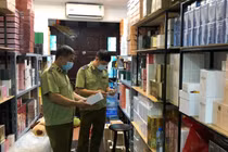 Đột kích shop nước hoa lớn ở Hà Nội, thu giữ vài nghìn chai Dior, Gucci