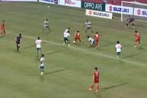 Công Phượng trong vòng vây của các trung vệ Indonesia.