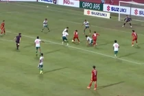 Công Phượng trong vòng vây của các trung vệ Indonesia.