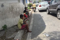 Muôn kiểu "chăn dắt" trẻ em ăn xin trên đường phố