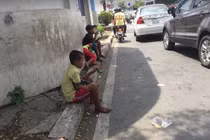 Muôn kiểu "chăn dắt" trẻ em ăn xin trên đường phố