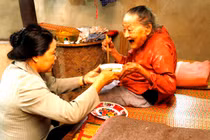 Chăm sóc sức khỏe người cao tuổi bảo đảm thích ứng với già hóa dân số.