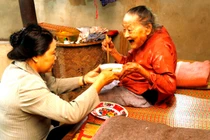 Chăm sóc sức khỏe người cao tuổi bảo đảm thích ứng với già hóa dân số.