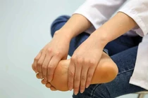 Tê bì chân tay là bệnh gì?