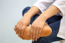 Tê bì chân tay là bệnh gì?