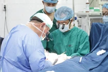 Trẻ đứt rời 4 ngón tay vì nghịch