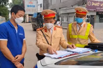 Cán bộ CSGT Đội CSGT đường bộ số 15 hướng dẫn người vi phạm các bước nộp phạt online.