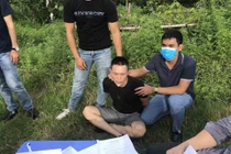 Bắt giữ đối tượng vận chuyển ma túy. (Ảnh: TTXVN)