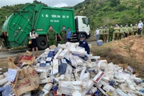 Tiêu hủy thuốc lá ngoại nhập lậu. (Ảnh minh họa. Nguồn: TTXVN phát)