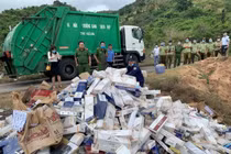 Tiêu hủy thuốc lá ngoại nhập lậu. (Ảnh minh họa. Nguồn: TTXVN phát)