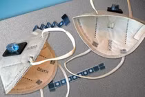 Khẩu trang gắn cảm biến phát hiện lây nhiễm Covid -19 