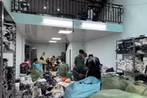 Triệt phá kho hàng quần áo nhái đồ hiệu LV, Gucci, Burberry ở Hà Nội