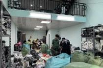 Triệt phá kho hàng quần áo nhái đồ hiệu LV, Gucci, Burberry ở Hà Nội