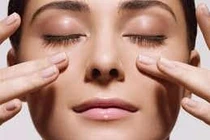 Tự xoa bóp xóa nếp nhăn da mặt