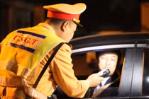 Cảnh sát giao thông “mạnh tay” xử lý lái xe vi phạm nồng độ cồn, ma túy