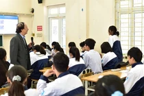 Đạo diễn, NSND Nguyễn Hữu Phần trong một tiết dạy thực nghiệm môn Mỹ thuật lớp 10.