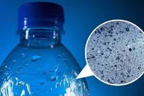 Chai nhựa thải hàng trăm hóa chất vào đồ uống khi sử dụng lại