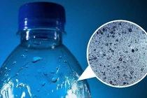Chai nhựa thải hàng trăm hóa chất vào đồ uống khi sử dụng lại