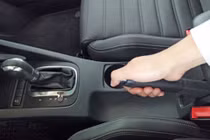  Không kéo phanh tay lâu sau khi rửa xe