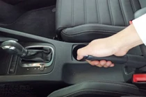  Không kéo phanh tay lâu sau khi rửa xe