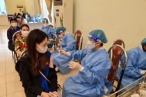 Tiêm vắc xin tại trường THPT Nguyễn Bỉnh Khiêm, Hà Nội. Ảnh minh họa.