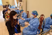 Tiêm vắc xin tại trường THPT Nguyễn Bỉnh Khiêm, Hà Nội. Ảnh minh họa.